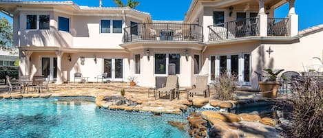 Utendørsbasseng og et oppvarmet basseng