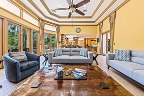 Smart TV, chimenea, estéreo y oficina 