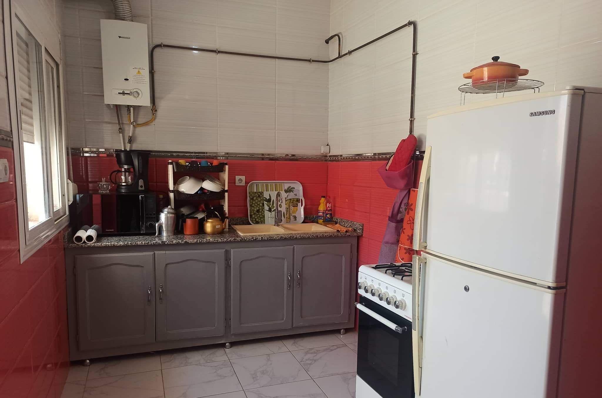 Køleskab, mikrobølgeovn, ovn, kaffe-/temaskine