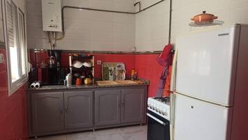 Fridge, microwave, oven, coffee/tea maker
