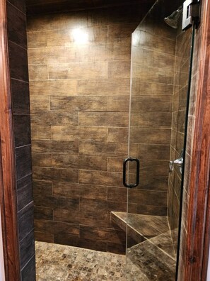 Duschwanne, Haartrockner, Bidet, Handtücher