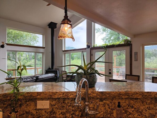 المنشأة من الداخل