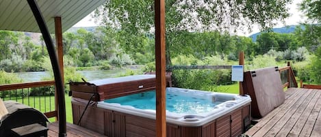 Outdoor spa tub