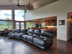 تلفزيون ذكي، ألعاب فيديو، مشغل دي في دي، كرة قدم الطاولة