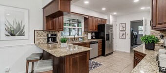 3br Modern home w/hot tub>5min from LEGOLAND