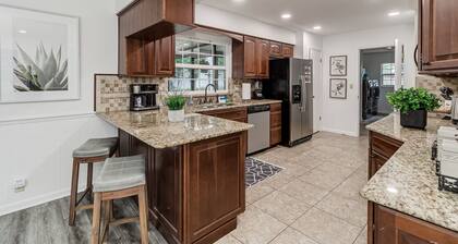 3br Modern home w/hot tub>5min from LEGOLAND