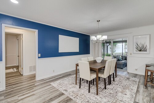 3br Modern home w/hot tub>5min from LEGOLAND