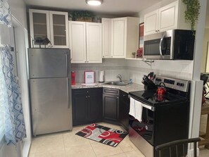 Fridge, microwave, oven, stovetop - WFH: Real Desk & Office Chair, Redundant Wifi (Fort Lauderdale)