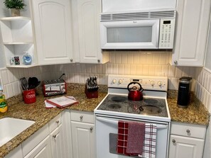 冷蔵庫、電子レンジ、オーブン、コンロ