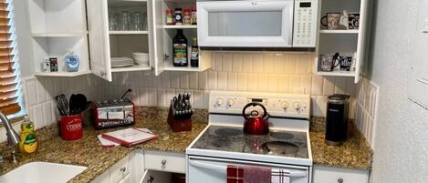 冷蔵庫、電子レンジ、オーブン、コンロ