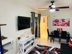 Dining - 1-Bedroom, Private Deck with Shady Mango Tree (Fort Lauderdale)