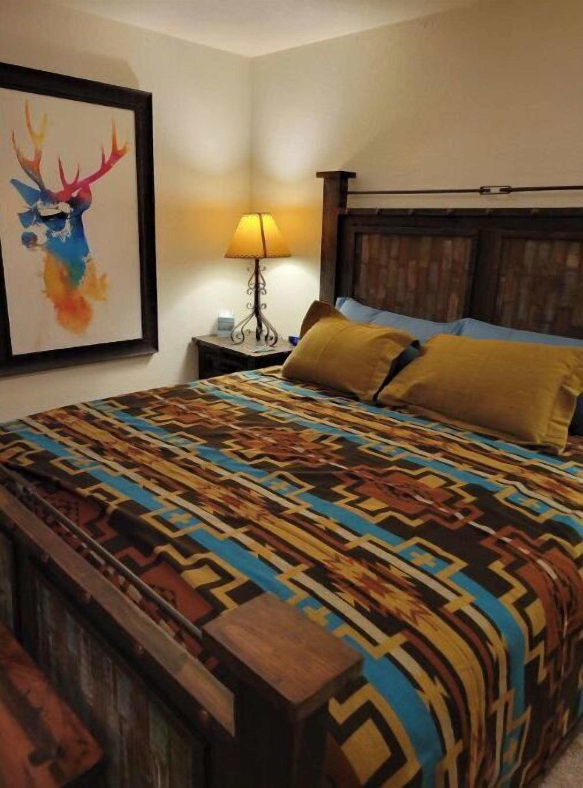 4 bedrooms, desk, WiFi, bed sheets