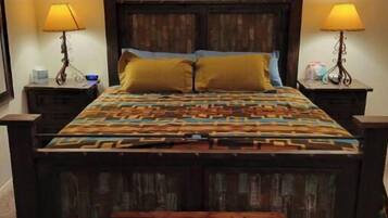 4 bedrooms, desk, WiFi, bed sheets