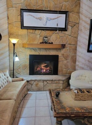 Una Smart TV, una chimenea, libros, una oficina