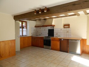 Fridge, microwave, dishwasher, coffee/tea maker - Stone house from the Creuse with garden in a small village (Aulon)