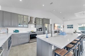 Frigorífic, microones, forn i placa de cuina