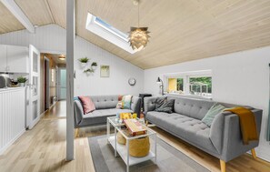Fernseher, Kamin, DVD-Player