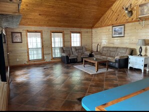 Living area - Secluded getaway on Caddo Lake (Karnack)