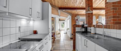 Kjøleskap, kokeplater, oppvaskmaskin og kaffetrakter/tekoker