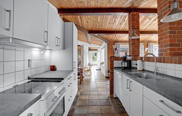 Køleskab, kogeplade, opvaskemaskine, kaffe-/temaskine