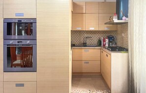 Réfrigérateur, micro-ondes, plaque de cuisson, lave-vaisselle