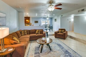 Smart TV, fireplace - Paradise on Aspen - 3 Bedroom 2 Bath. W/ EV Charger (Lake Havasu City)