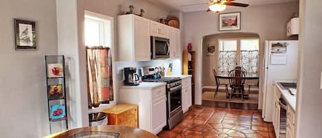Réfrigérateur, four à micro-ondes, un four, surface de cuisson