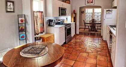Cozy Historic Cottage in Old Town Cottonwood, near Sedona & Jerome