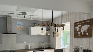 Una cocina moderna con una isla de madera, taburetes de bar y un mapa del mundo en la pared.