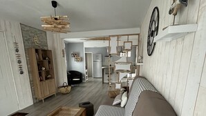 Una sala de estar moderna con sofá, mesa de centro y comedor.