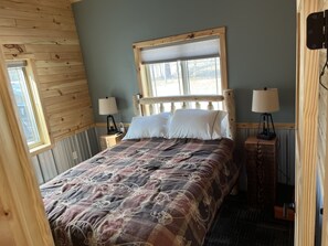 2 bedrooms, travel crib, bed sheets, wheelchair access -  Modern Cabin to relax and unwind  (Au train)