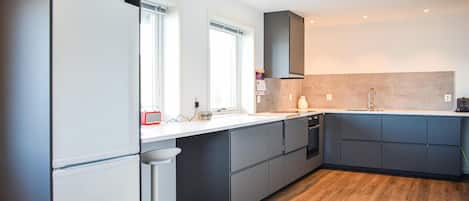 Fridge, oven, stovetop, coffee/tea maker