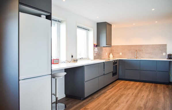Fridge, oven, stovetop, coffee/tea maker