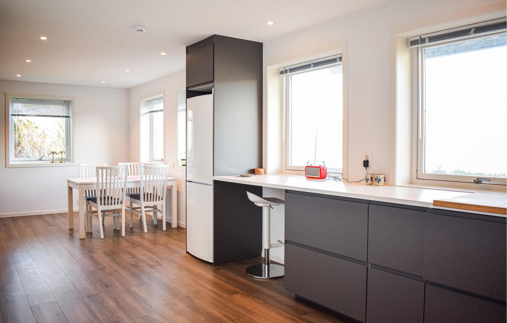 Fridge, oven, stovetop, coffee/tea maker