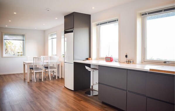 Kühlschrank, Ofen, Herdplatte, Wasserkocher mit Kaffee-/Teezubehör