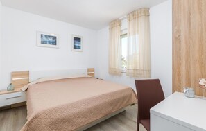 3 bedrooms, in-room safe, free WiFi, bed sheets