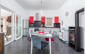 Fridge, microwave, oven, stovetop - 3 bedroom lovely home in Valbandon (Valbandon)
