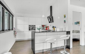 Réfrigérateur, four à micro-ondes, un four, surface de cuisson