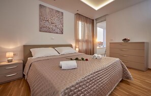 5 Schlafzimmer, Reisekinderbett, kostenloses WLAN, BettwÀsche