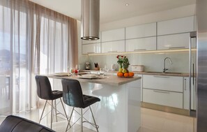 Fridge, oven, stovetop, dishwasher - Amazing home in Trogir with sauna (Trogir)