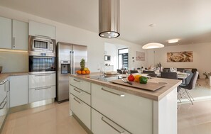 Fridge, oven, stovetop, dishwasher - Amazing home in Trogir with sauna (Trogir)