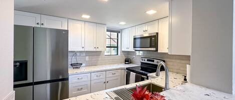 冷蔵庫、電子レンジ、オーブン、コンロ