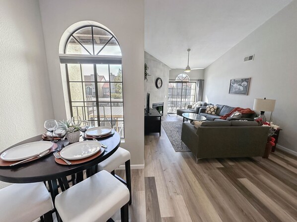 Smart TV - Luxury, fully Upgraded Condo unit: all amenities (Scottsdale)