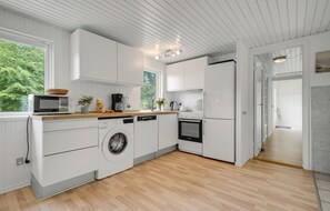 Fridge, oven, stovetop, dishwasher - 5 bedroom awesome home in Fårvang (Fårvang)