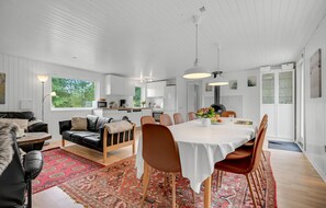 Interior - 5 bedroom awesome home in Fårvang (Fårvang)