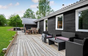 Outdoor dining - 5 bedroom awesome home in Fårvang (Fårvang)