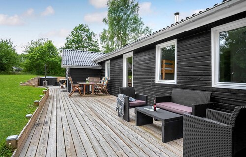5 bedroom awesome home in Fårvang