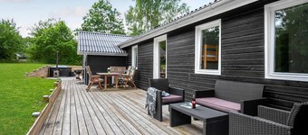 5 bedroom awesome home in Fårvang