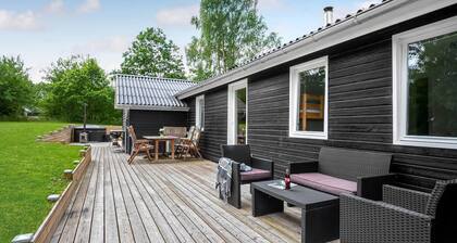 5 bedroom awesome home in Fårvang