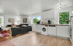 Fridge, microwave, oven, stovetop - 5 bedroom awesome home in Fårvang (Fårvang)